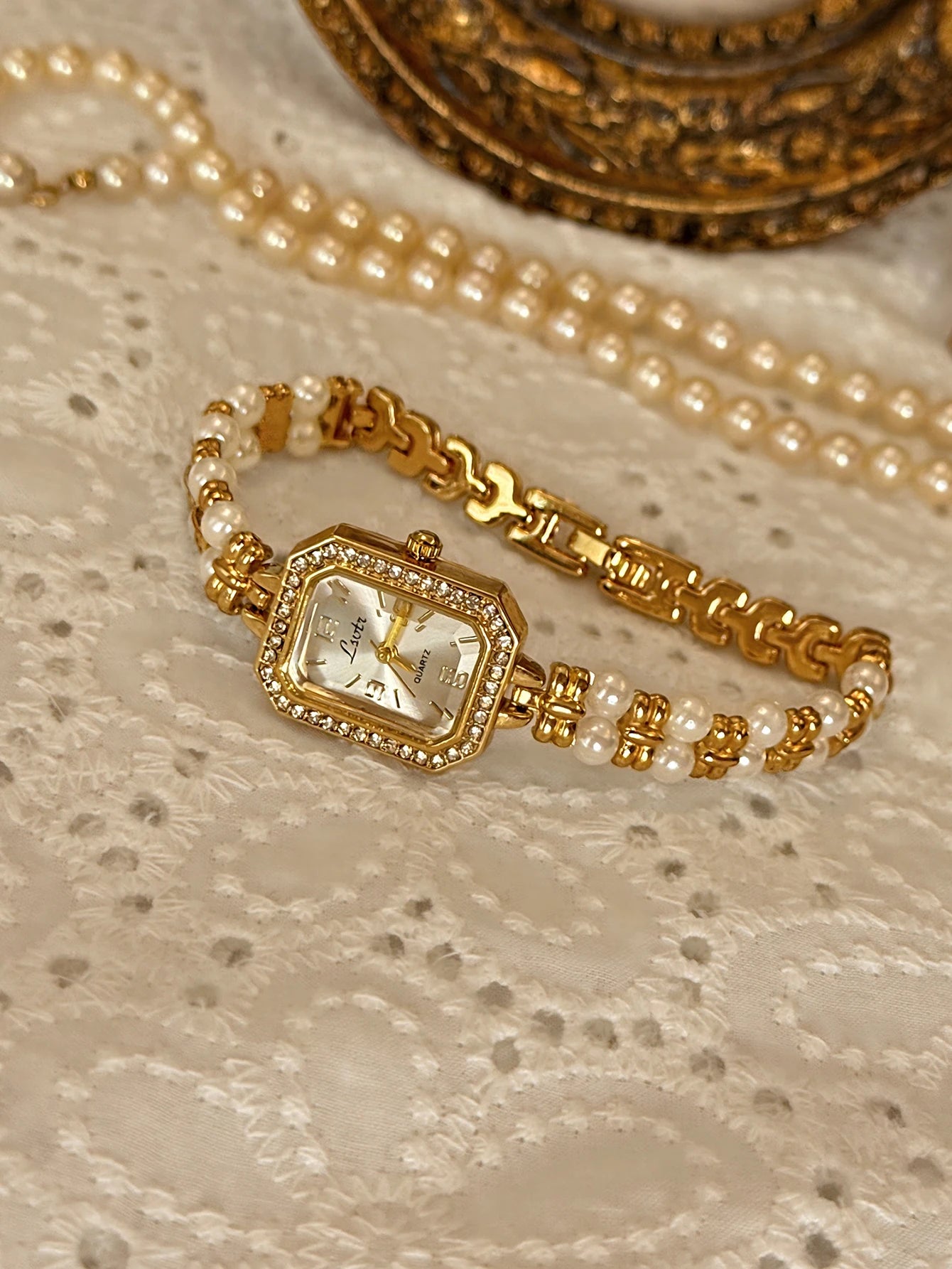 1 Piece of New French Fashionable and Elegant Retro Women's Watch with Pearl Strap, 30m Waterproof, Exquisite, Compact, Unique and Niche Women's Quartz Watch, Suitable for Daily Wear and as a Holiday Gift