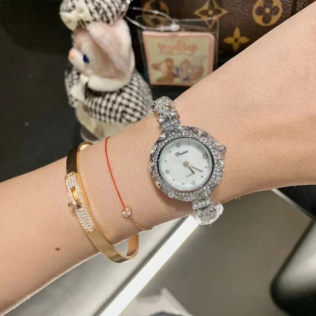 Exquisite and stylish Korean-style women's bracelet watch, a new light luxury high-value women's watch, suitable for women.