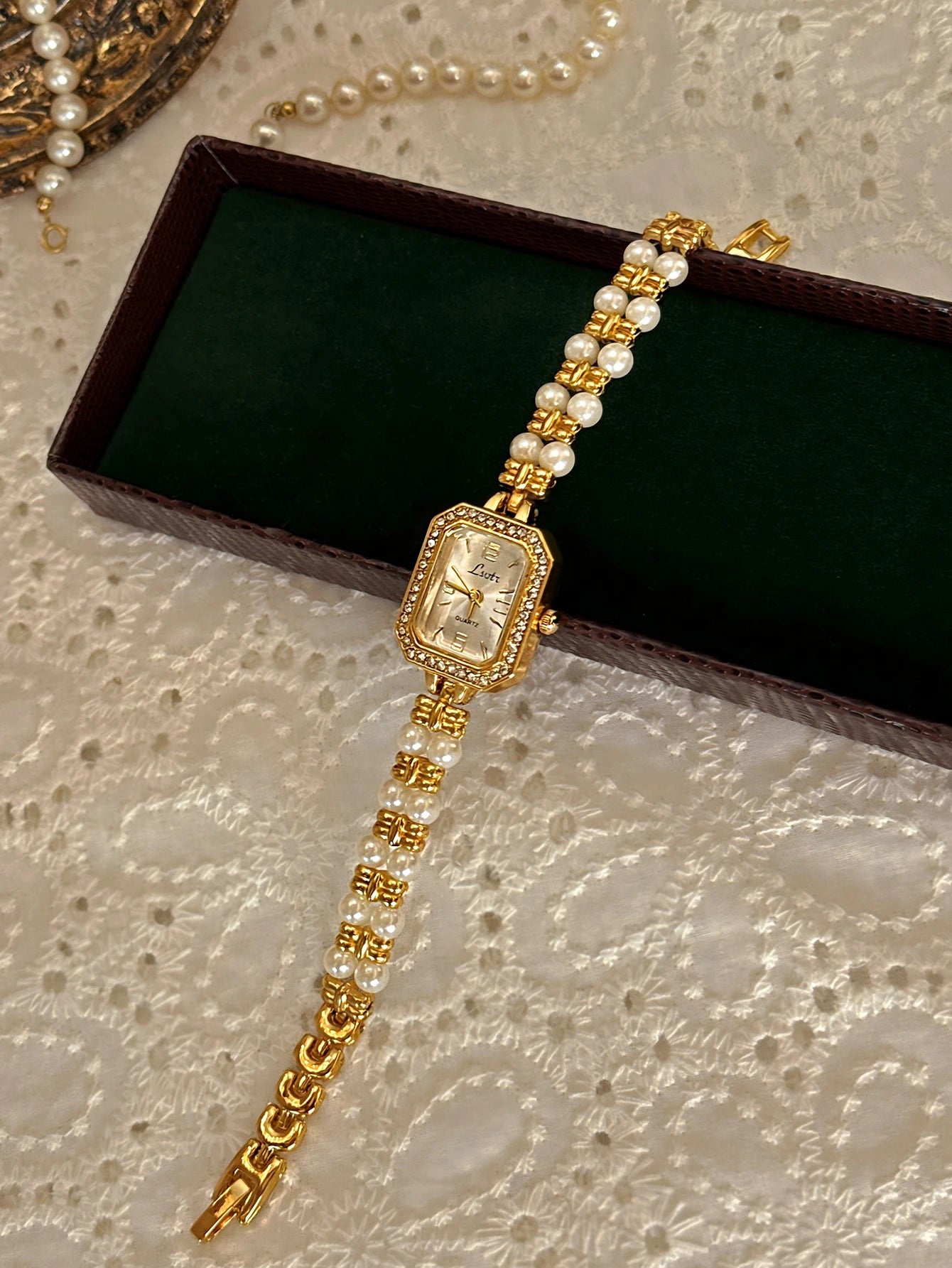 1 Piece of New French Fashionable and Elegant Retro Women's Watch with Pearl Strap, 30m Waterproof, Exquisite, Compact, Unique and Niche Women's Quartz Watch, Suitable for Daily Wear and as a Holiday Gift